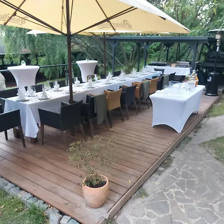 安雷尔博塔尼卡酒店 Unhošť